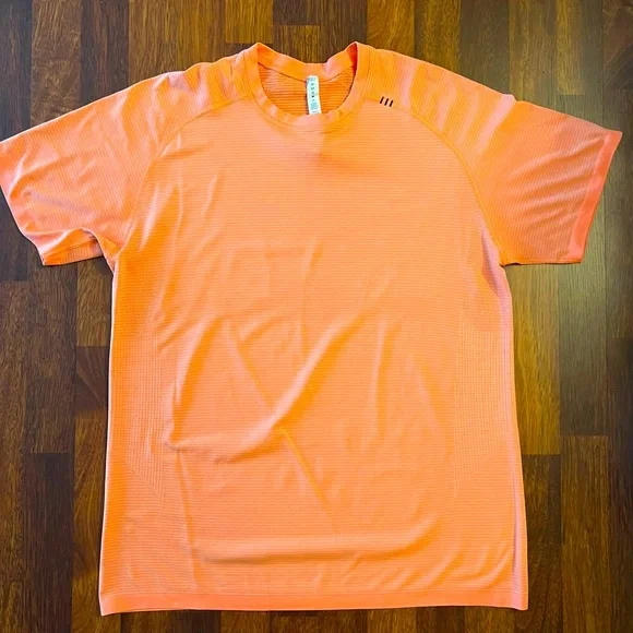Like new XL metal vent tech Lululemon short sleeve tee. - Picture 1 of 2